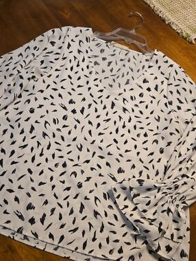 Vine & Love White Top with Black Brushstroke Print